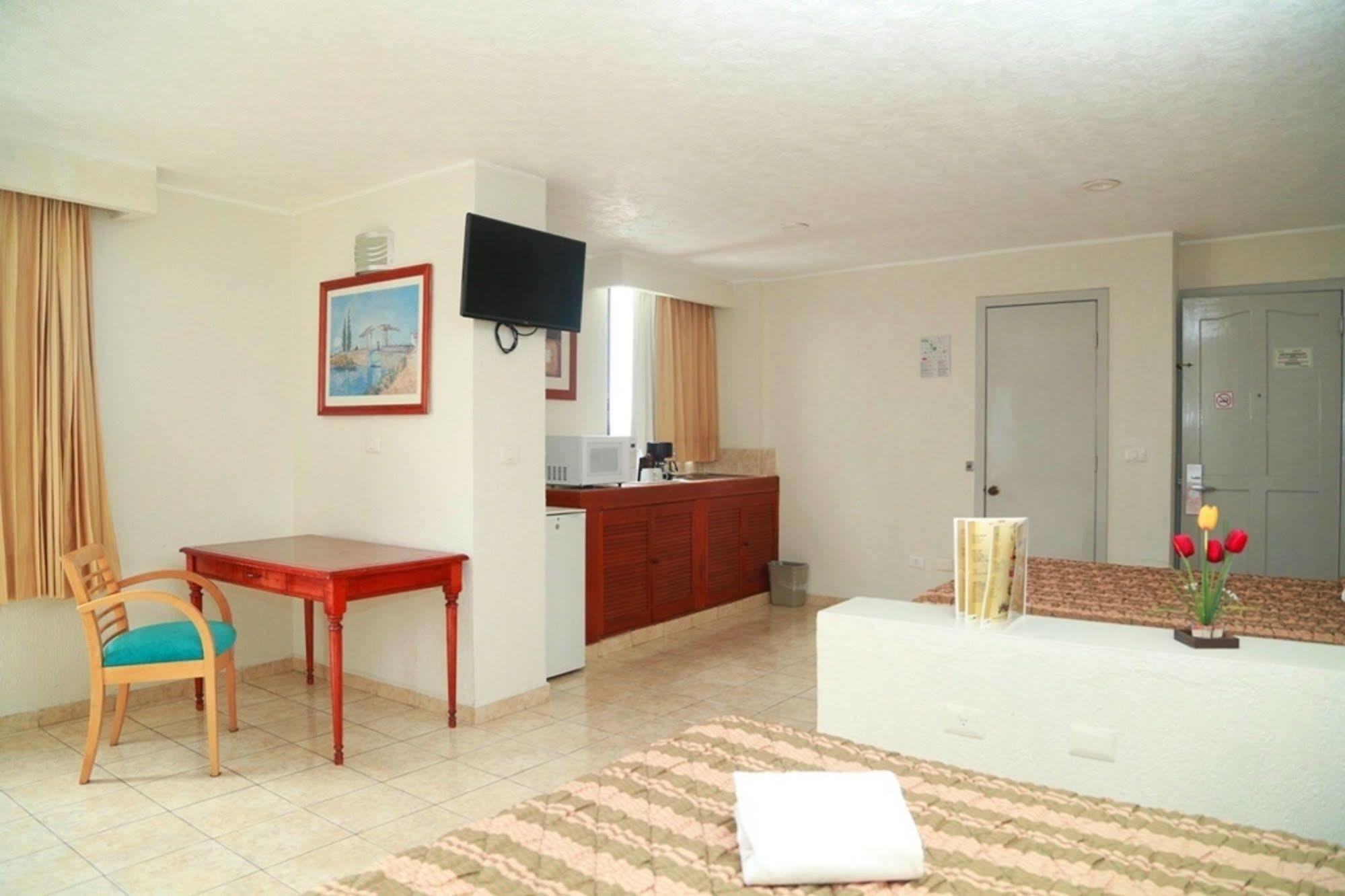 Hotel & Suites Real Del Lago فيلاهيرموسا المظهر الخارجي الصورة